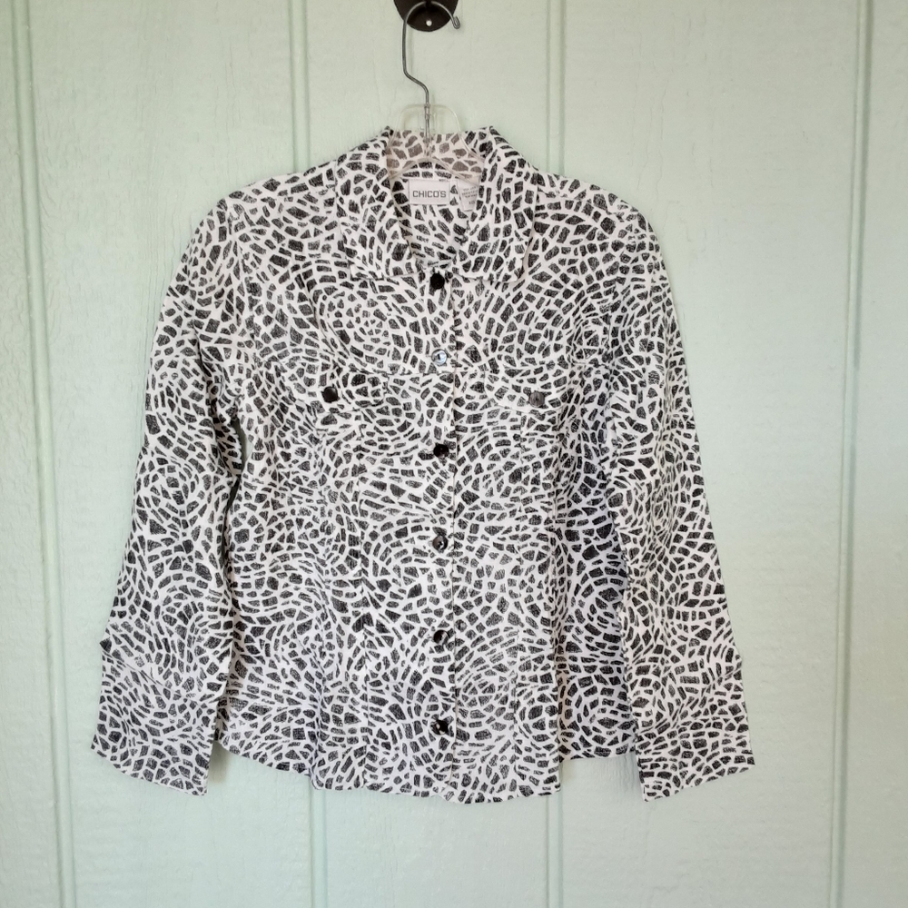 Chico's 🌞055 Top Blouse Sz 0 (S) Preowned WhiteBlack Print Long Sleeve Collared